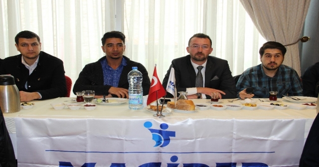 Magider Üniversiteli Gençlere Yön Veriyor