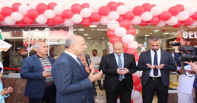 Meşhur Tatlıcının Açılışında Ücretsiz Tatlı Dağıtıldı