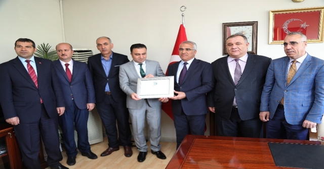 Vergi Borcu Bulunmayan Bingöl Belediyesine Plaket