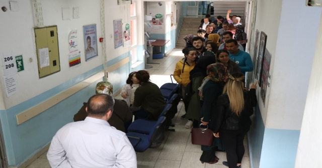 900 Kişilik İş Başvurusuna Metrelerce Kuyruk