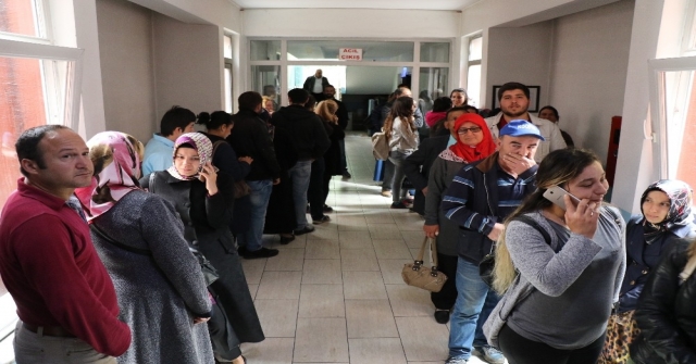 900 Kişilik İş Başvurusuna Metrelerce Kuyruk