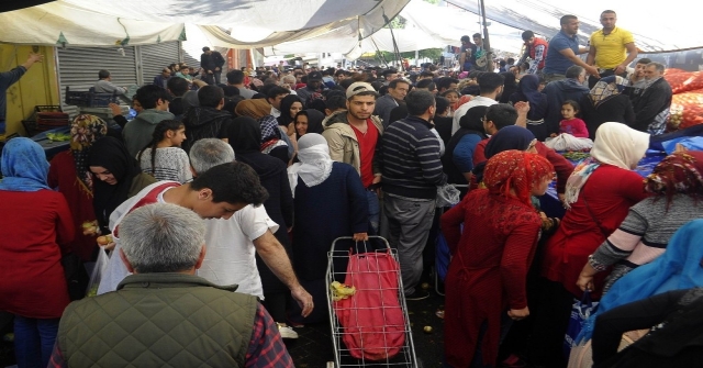 Tüm meyve ve sebzeyi bedava dağıttılar