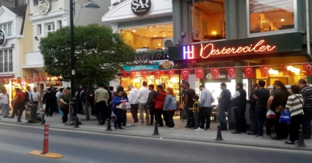 Asırlardır Değişmeyen Ramazan Pidesi Kuyruğu
