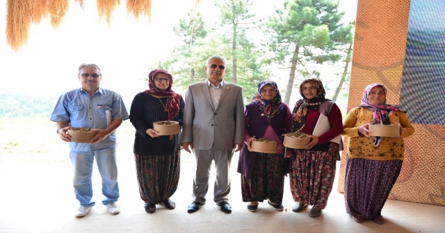 Erdemirin ‘Tarlalar Sürülsün, Gelenek Sürsün Kurumsal Sosyal Sorumluluk Projesinde İlk Hasat