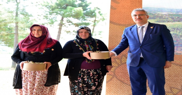 Erdemirin ‘Tarlalar Sürülsün, Gelenek Sürsün Kurumsal Sosyal Sorumluluk Projesinde İlk Hasat