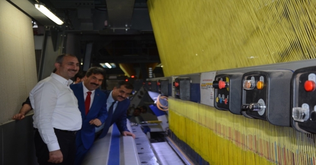 Adalet Bakanı Gül Halı Dokudu