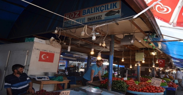 Balıkçı Tezgahları Balık Olmayınca Sebze Ve Meyve Tezgahına Döndü