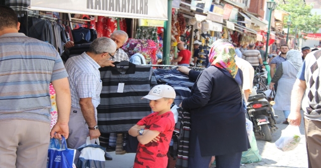 Esnaf Eski Bayramları Mumla Arıyor