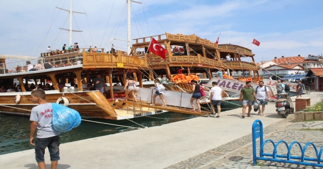 Ayvalıkta Gezi Teknelerinde Bayram Coşkusu