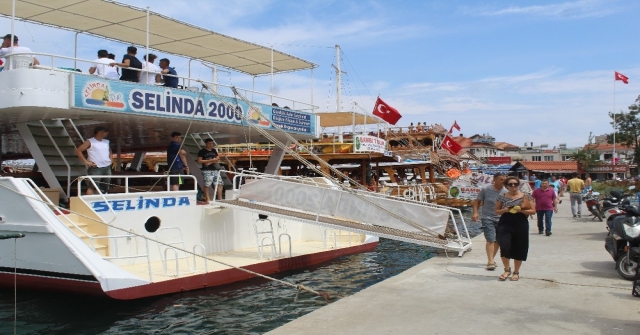 Ayvalıkta Gezi Teknelerinde Bayram Coşkusu
