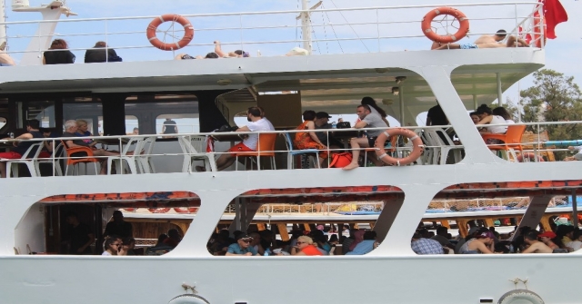 Ayvalıkta Gezi Teknelerinde Bayram Coşkusu