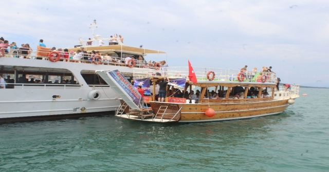 Ayvalıkta Gezi Teknelerinde Bayram Coşkusu