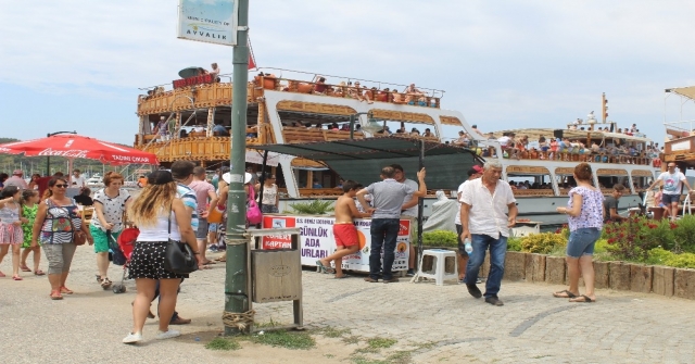 Ayvalıkta Gezi Teknelerinde Bayram Coşkusu