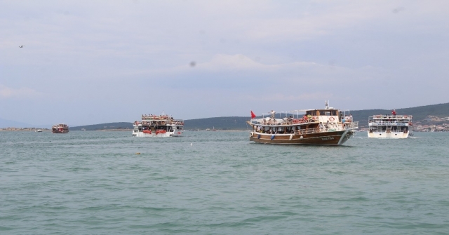 Ayvalıkta Gezi Teknelerinde Bayram Coşkusu