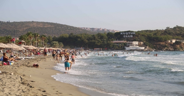 Kuşadası Plajlarında İnsan Seli