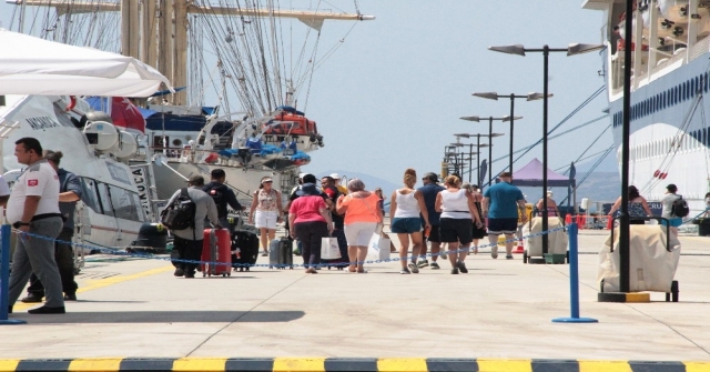 Bodruma İki Gemi Dolusu Turist Geldi