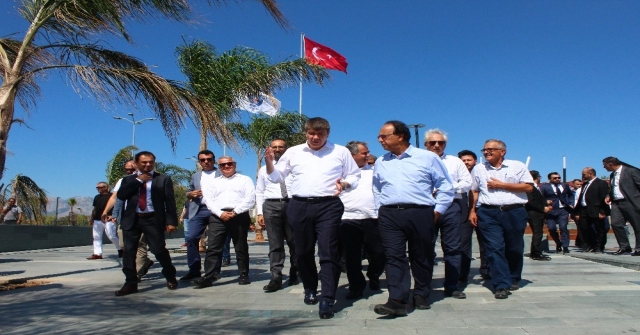 Dünyaca Ünlü Konyaaltı Sahilinde Çocuklar, Yaşlılar Ve Evcil Hayvanlar Güven Çemberine Alınıyor