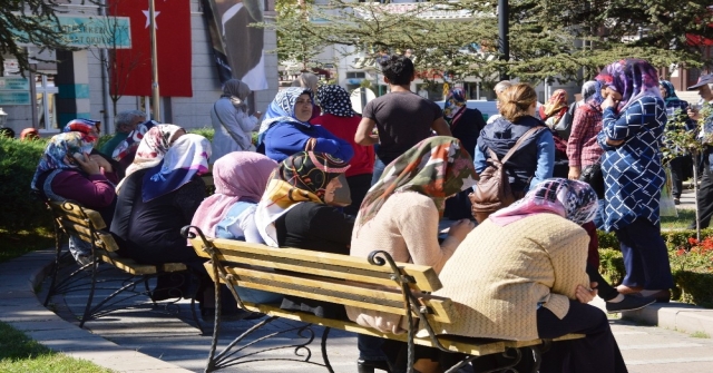 İşkura Başvurmak İsteyen Vatandaşlar Kalabalık Oluşturdu