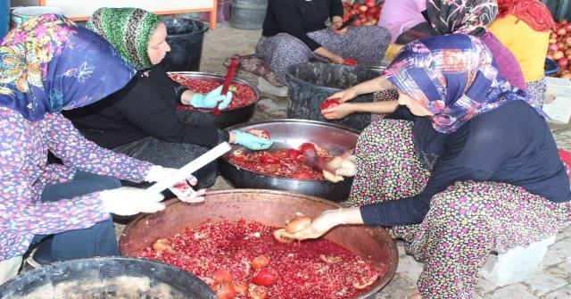 Altınözülü Kursiyerlerden Yılın Son El Yapımı Nar Ekşisi