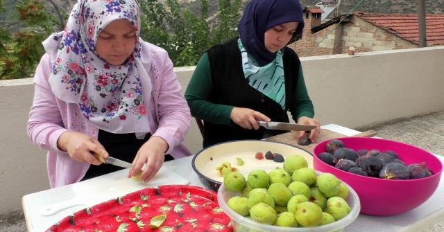 Girişimci Kız Kardeşler Taze İncirden Pestil Yaptı