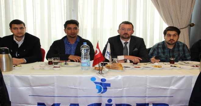 Magider Üniversiteli Gençlere Yön Veriyor