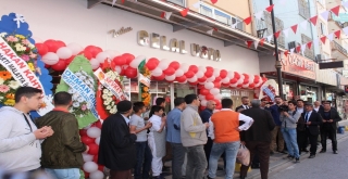 Meşhur Tatlıcının Açılışında Ücretsiz Tatlı Dağıtıldı