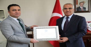 Vergi Borcu Bulunmayan Bingöl Belediyesine Plaket