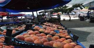 Kuşadasında Soğucak Pazarı İlgi Görüyor